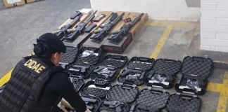 Carabinas y pistolas son localizadas por PNC en la zona 1 de la ciudad PNC captura a hombre que trasladaba 14 pistolas y 4 carabinas en zona 1