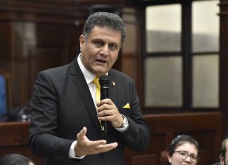 El diputado Rodrigo Pellecer presentó una iniciativa de ley "una salud" con la que busca mejor la atención. Foto: Congreso de la República