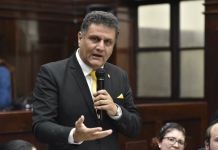 Diputado promueve mejora en la atención de salud a personas, animales y plantas El diputado Rodrigo Pellecer presentó una iniciativa de ley "una salud" con la que busca mejor la atención. Foto: Congreso de la República