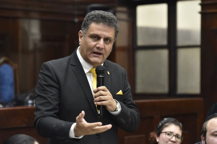 atencionsaludrodrigopellecer El diputado Rodrigo Pellecer presentó una iniciativa de ley