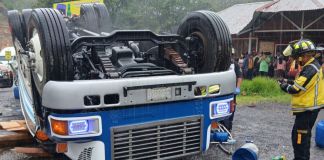 VIDEO: Autobús vuelca en el kilómetro 128 de la ruta Interamericana dejando a 24 personas heridas Autobús volcado en el kilómetro 128 en la ruta Interamericana. Foto La Hora: Bomberos Voluntarios