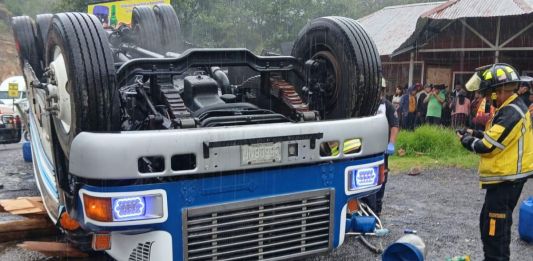 Autobús volcado en el kilómetro 128 en la ruta Interamericana. Foto La Hora: Bomberos Voluntarios