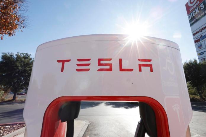 Fotografía de archivo de un puesto de carga para vehículos Tesla. Foto La Hora: EFE