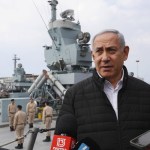 El primer ministro isralí, Benjamin Netanyahu delante de una corbeta de la Armada israelí en el puerto de Haifa en una imagen de archivo. Foto La Hora: EFE