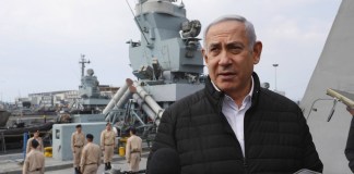 El primer ministro isralí, Benjamin Netanyahu delante de una corbeta de la Armada israelí en el puerto de Haifa en una imagen de archivo. Foto La Hora: EFE
