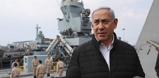 El primer ministro isralí, Benjamin Netanyahu delante de una corbeta de la Armada israelí en el puerto de Haifa en una imagen de archivo. Foto La Hora: EFE