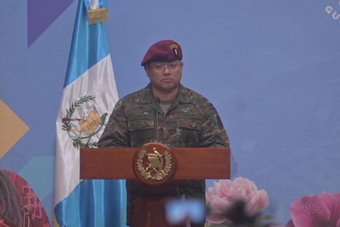 Ministro de la Defensa, Henry Saenz, se pronuncia durante conferencia de prensa sobre el fentanilo y drogas incautadas por el ejército y el Ministerio de Gobernación.