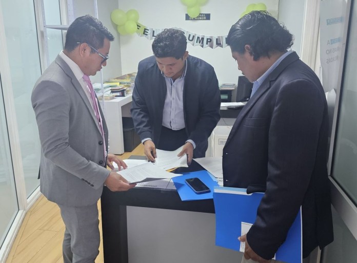 La defensa del abogado Eduardo Masaya presentó una denuncia ante el Tribunal de Honor del CANG contra Fernando Linares Beltranena. Foto La Hora: cortesía