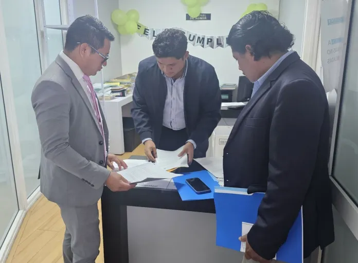 La defensa del abogado Eduardo Masaya presentó una denuncia ante el Tribunal de Honor del CANG contra Fernando Linares Beltranena. Foto La Hora: cortesía La defensa del abogado Eduardo Masaya presentó una denuncia ante el Tribunal de Honor del CANG contra Fernando Linares Beltranena. Foto La Hora: cortesía