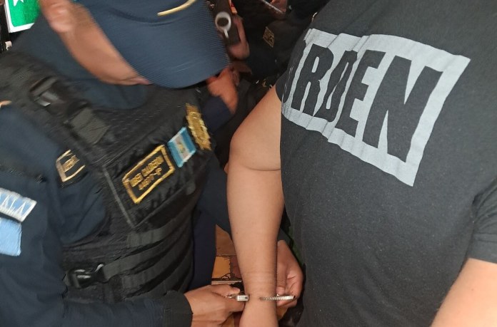 Autoridades capturaron a encargados de un bar por permitir el ingreso de menores. Foto La Hora: PNC