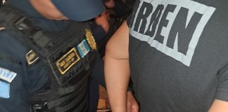 Autoridades capturaron a encargados de un bar por permitir el ingreso de menores. Foto La Hora: PNC