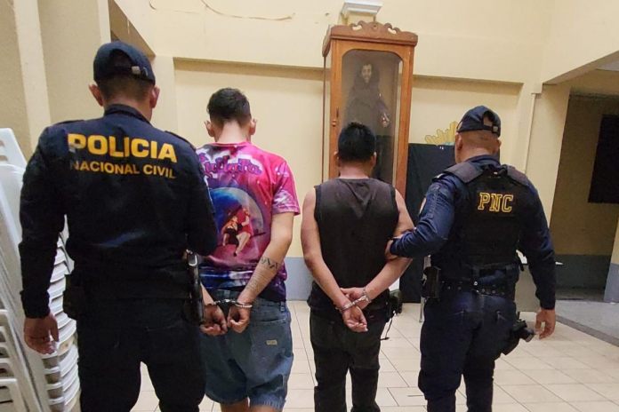 capturados en Cuilapa PNC captura a dos personas al darse a la fuga luego de presuntamente ser partícipes de un ataque armado en Cuilapa, Santa Rosa.