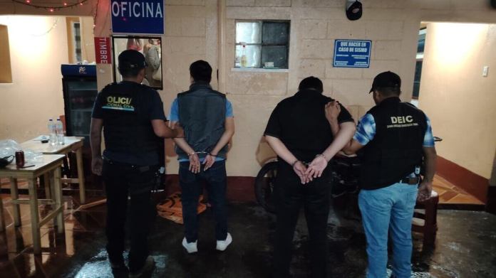 Dos hombres seguirán siendo investigado por posible trata de personas. Foto La Hora: MP