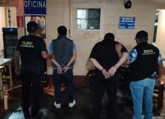 Dos hombres seguirán siendo investigado por posible trata de personas. Foto La Hora: MP