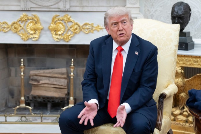 Trump insiste en que redoblará redadas migratorias en ciudades con gobiernos demócratas