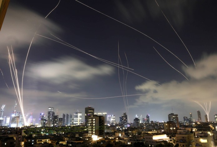 En Tel Aviv, un aparcamiento se convierte en refugio nocturno frente a los misiles de Irán