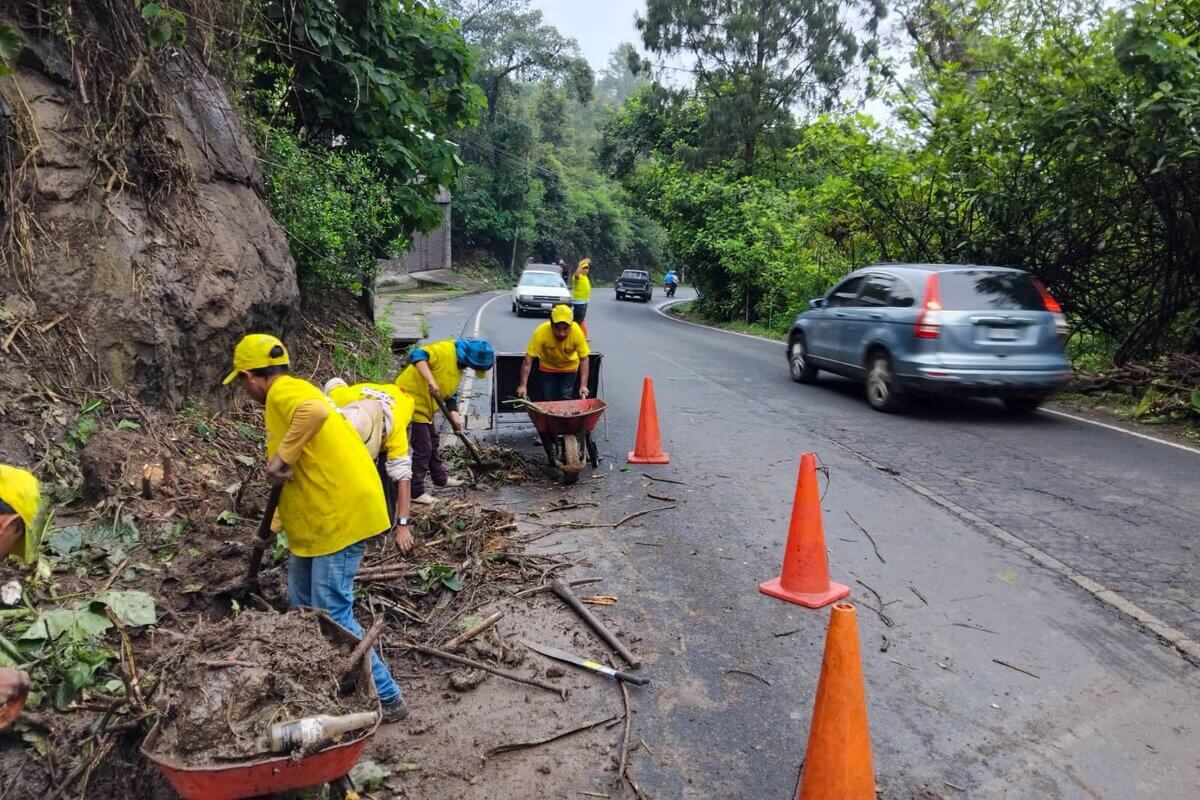 Derrumbes se registran en diferentes carreteras tras lluvias de últimas horas
