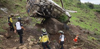 Bomberos Voluntario reportan la caída al vacío de una cisterna en la carretera VAS en dirección a Villa Canales, trasladando al piloto de la unidad debido a presentar heridas graves.