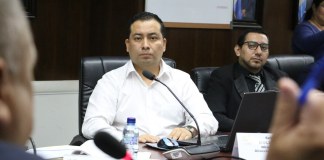 El jefe de la Dirección de Caminos, Dolman Godínez, explica de proyectos y obras que se trabajan desde la mesa de atención para la viabilización de proyectos. Foto: Congreso de la República