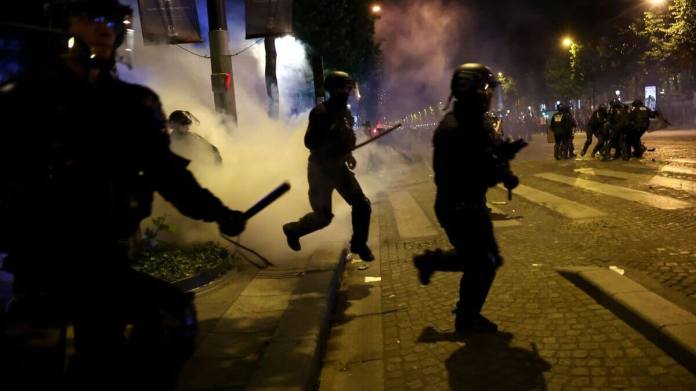 Más de 500 detenidos reportaron autoridades de Paris tras celebraciones por la victoria del PSG. Foto La Hora: EFE