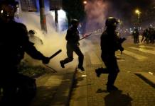 Más de 500 detenidos reportaron autoridades de Paris tras celebraciones por la victoria del PSG. Foto La Hora: EFE