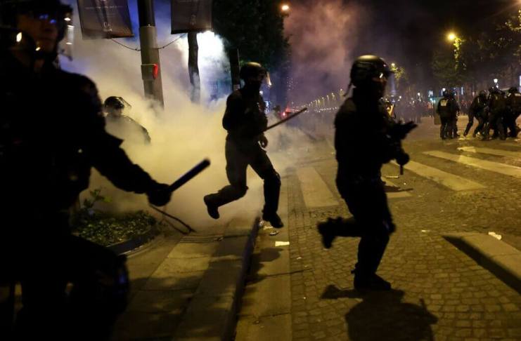 Más de 500 detenidos reportaron autoridades de Paris tras celebraciones por la victoria del PSG. Foto La Hora: EFE