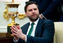 El vicepresidente JD Vance afirmó que Donald Trump "no ha hecho nada malo". EFE/EPA/BONNIE CASH / POOL