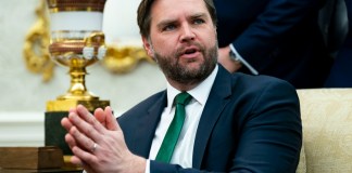 El vicepresidente JD Vance afirmó que Donald Trump "no ha hecho nada malo". EFE/EPA/BONNIE CASH / POOL