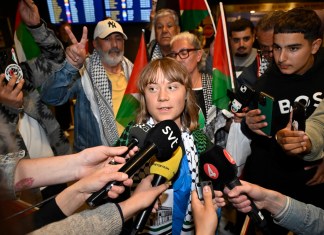 La activista Greta Thunberg, llegando al aeropuerto en Suecia luego de ser deportada por Israel. Foto La Hora: EFE