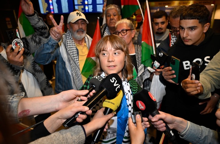 La activista Greta Thunberg, llegando al aeropuerto en Suecia luego de ser deportada por Israel. Foto La Hora: EFE