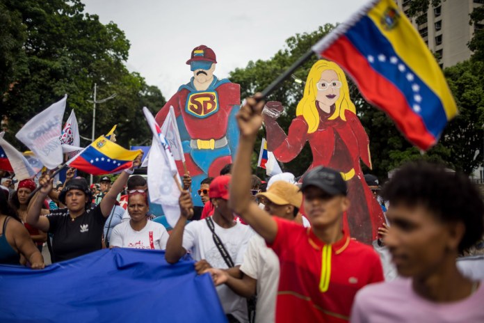 Personas participan en una manifestación este en Caracas (Venezuela). Foto La Hora: EFE