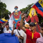 Personas participan en una manifestación este en Caracas (Venezuela). Foto La Hora: EFE