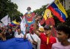 Personas participan en una manifestación este en Caracas (Venezuela). Foto La Hora: EFE