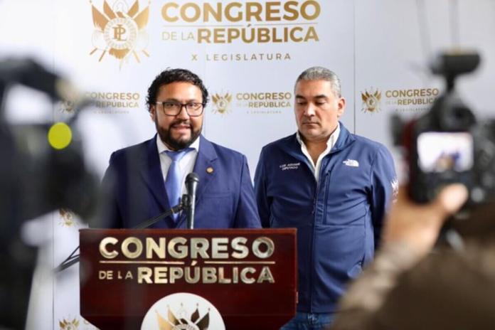 Los diputados Luis Aguirre y Byron Tejeda buscan ampliar el pago a los expatrulleros. Foto: Congreso de la República