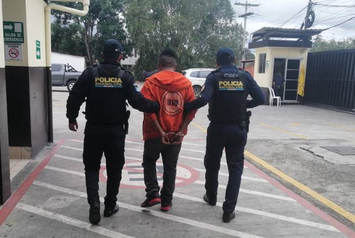 La Policía Nacional Civil (PNC) informó sobre la captura de un hombre, quien prestó su cuenta bancaria para extorsiones. Foto La Hora: PNC