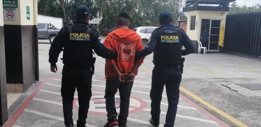 La Policía Nacional Civil (PNC) informó sobre la captura de un hombre, quien prestó su cuenta bancaria para extorsiones. Foto La Hora: PNC