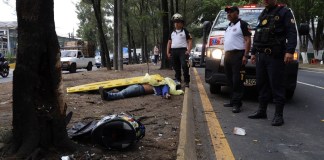 Bomberos Voluntarios reportan la colisión de una motocicleta sobre la 17 calle del Anillo Periférico.