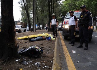 Bomberos Voluntarios reportan la colisión de una motocicleta sobre la 17 calle del Anillo Periférico.