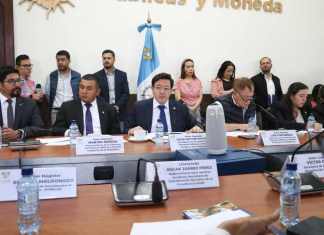 El presidente de la comisión de Finanzas, Julio Héctor Estrada, confirmó que Vamos consigue otro representante en esa mesa de trabajo. Foto: Congreso de la República