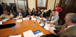 El viceministro de Gobernación, José Portillo, escucha a los exfuncionarios de esa cartera por el incremento de la incidencia criminal en 2025. Foto: Congreso de la República