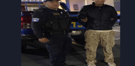 El hombre fue soprendido cuando amenazaba a detonar una granada en la zona 5 de la capital. Foto: PNC