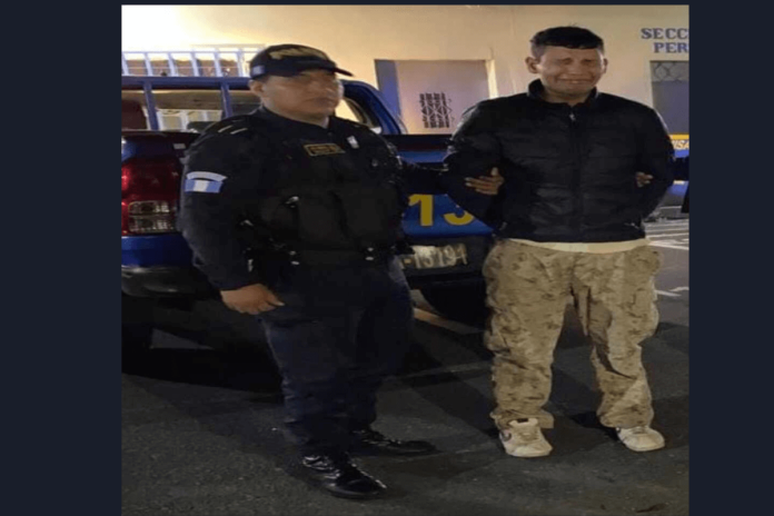granada El hombre fue soprendido cuando amenazaba a detonar una granada en la zona 5 de la capital. Foto: PNC