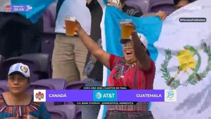 Guatemalteca celebrando en el estadio tras la victoria de la selección ante Canadá. Foto La Hora: Redes sociales
