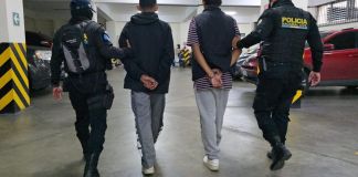 Hermanos presuntamente relacionados con el cádaver localizado en AMSA capturados. Foto La Hora: PNC