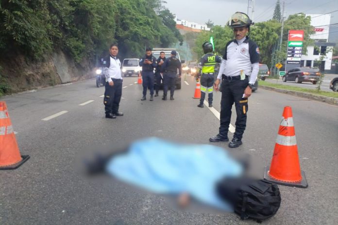 Peatón atropellado en el kilómetro 16 de la ruta interamericana. Foto La Hora: Bomberos Voluntarios