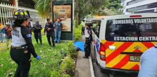 Hombre que trabajaba en un parqueo es atropellado en la zona 9. Foto La Hora: Bomberos Voluntarios