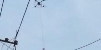 Hombre siendo rescatado por un dron en china. Foto La Hora: Captura de Pantalla