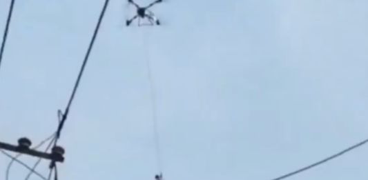 Hombre siendo rescatado por un dron en china. Foto La Hora: Captura de Pantalla