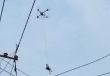 Video: Hombre es rescatado por un dron tras quedar atrapado por una inundación en China Hombre siendo rescatado por un dron en china. Foto La Hora: Captura de Pantalla