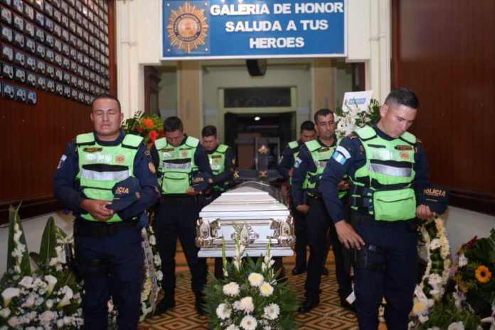 Honras fúnebres para el agente David Marroquìn, atropellado la madrugada del pasado sábado. Foto La Hora: PNC
